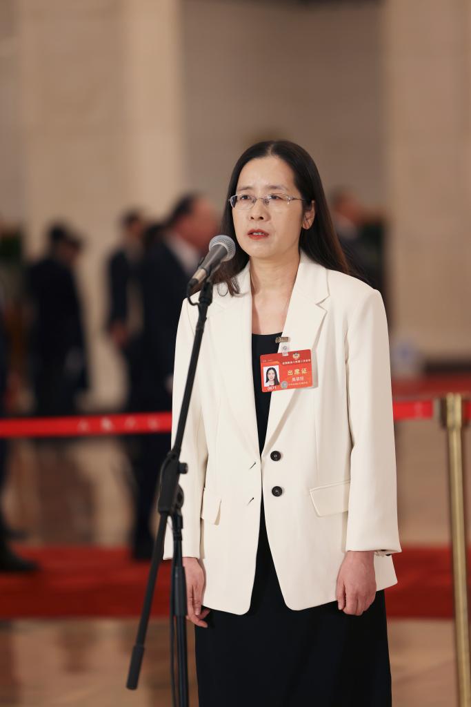 3月4日，全國政協(xié)十四屆二次會議首場“委員通道”集體采訪活動在北京人民大會堂舉行。這是全國政協(xié)委員吳蓓麗接受媒體采訪。（圖源：新華社）