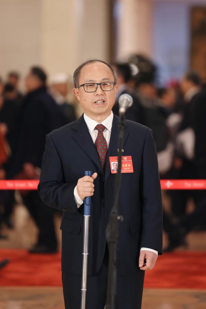 3月4日，全國政協(xié)十四屆二次會議首場“委員通道”集體采訪活動在北京人民大會堂舉行。這是全國政協(xié)委員李慶忠接受媒體采訪。（圖源：新華社）