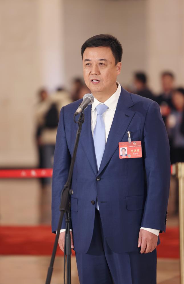 3月4日，全國政協(xié)十四屆二次會議首場“委員通道”集體采訪活動在北京人民大會堂舉行。這是全國政協(xié)委員劉瑞領(lǐng)接受媒體采訪。（圖源：新華社）