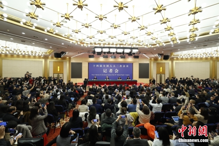 3月7日，十四屆全國(guó)人大二次會(huì)議在北京舉行記者會(huì)，中共中央政治局委員、外交部長(zhǎng)王毅就“中國(guó)外交政策和對(duì)外關(guān)系”相關(guān)問(wèn)題回答中外記者提問(wèn)。<a target='_blank' href='/'>中新社</a>記者 韓海丹 攝