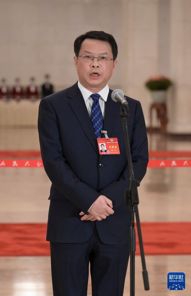 3月7日，全國政協(xié)十四屆二次會(huì)議第二場(chǎng)“委員通道”集體采訪活動(dòng)在北京人民大會(huì)堂舉行。這是全國政協(xié)委員鄭軍接受記者采訪。（圖源：新華社）