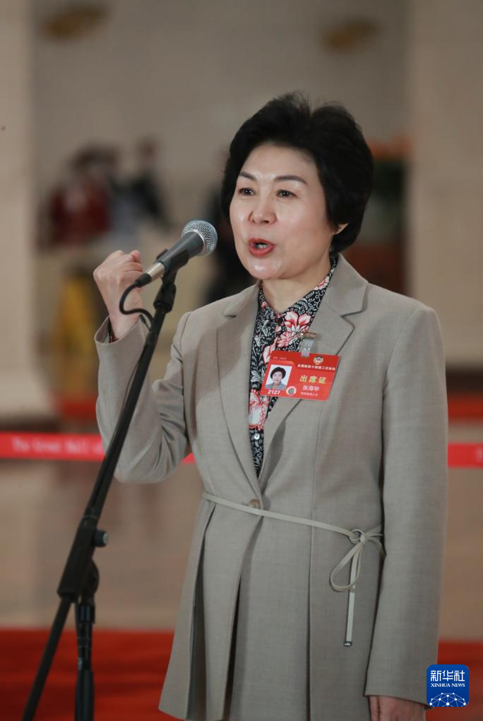 3月7日，全國政協(xié)十四屆二次會(huì)議第二場(chǎng)“委員通道”集體采訪活動(dòng)在北京人民大會(huì)堂舉行。這是全國政協(xié)委員張海華接受記者采訪。（圖源：新華社）