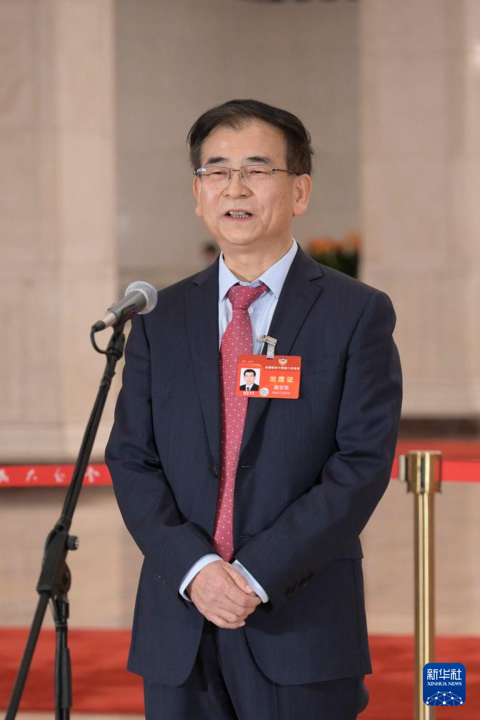 3月7日，全國政協(xié)十四屆二次會(huì)議第二場(chǎng)“委員通道”集體采訪活動(dòng)在北京人民大會(huì)堂舉行。這是全國政協(xié)委員黃寶榮接受媒體采訪。（圖源：新華社）