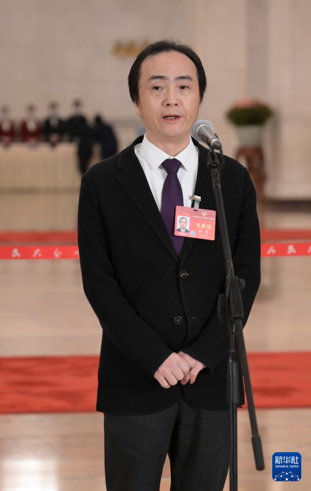 3月7日，全國政協(xié)十四屆二次會(huì)議第二場(chǎng)“委員通道”集體采訪活動(dòng)在北京人民大會(huì)堂舉行。這是全國政協(xié)委員舒勇接受媒體采訪。（圖源：新華社）