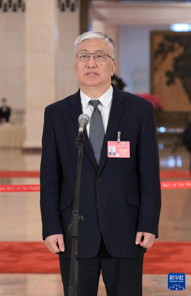 3月7日，全國政協(xié)十四屆二次會(huì)議第二場(chǎng)“委員通道”集體采訪活動(dòng)在北京人民大會(huì)堂舉行。這是全國政協(xié)委員唐旭東接受媒體采訪。（圖源：新華社）