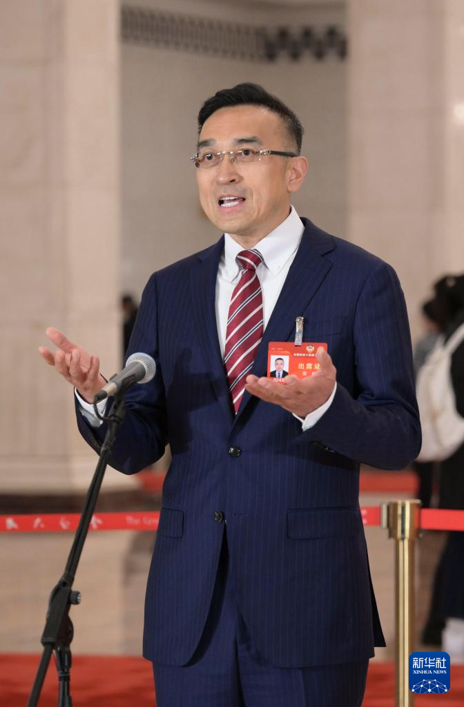 3月7日，全國政協(xié)十四屆二次會(huì)議第二場(chǎng)“委員通道”集體采訪活動(dòng)在北京人民大會(huì)堂舉行。這是全國政協(xié)委員安庭接受記者采訪。（圖源：新華社）