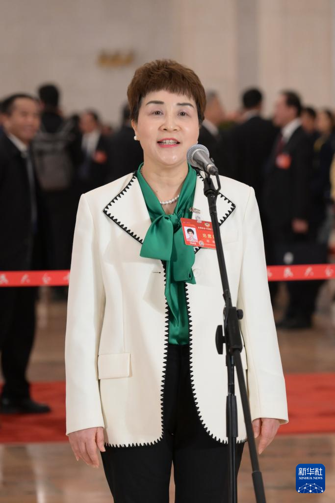 3月7日，全國政協(xié)十四屆二次會(huì)議第二場(chǎng)“委員通道”集體采訪活動(dòng)在北京人民大會(huì)堂舉行。這是全國政協(xié)委員鄧琳接受媒體采訪。（圖源：新華社）