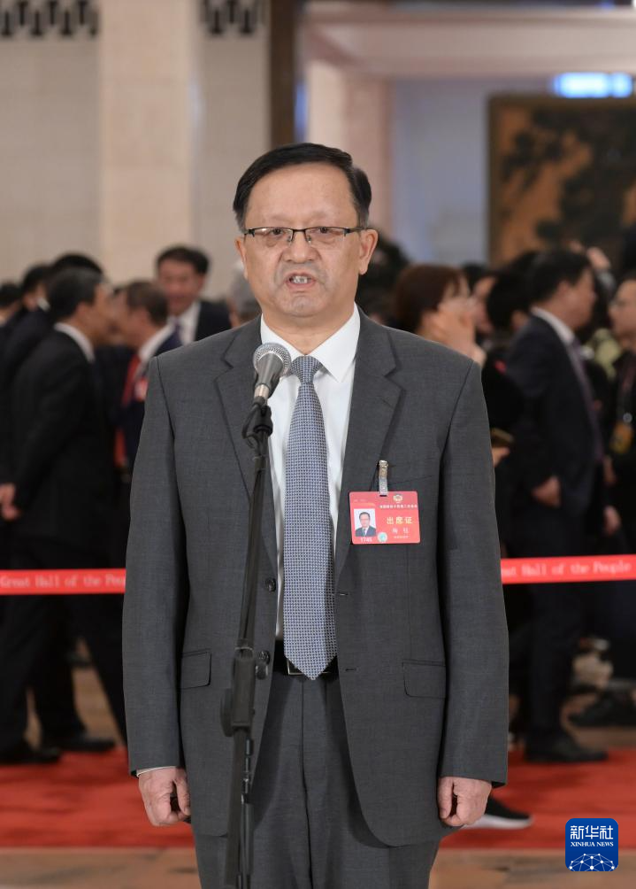 3月7日，全國政協(xié)十四屆二次會(huì)議第二場(chǎng)“委員通道”集體采訪活動(dòng)在北京人民大會(huì)堂舉行。這是全國政協(xié)委員梅鈺接受媒體采訪。（圖源：新華社）