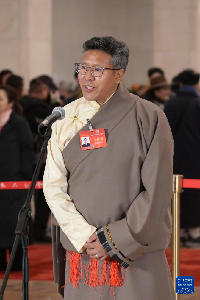 3月7日，全國政協(xié)十四屆二次會(huì)議第二場(chǎng)“委員通道”集體采訪活動(dòng)在北京人民大會(huì)堂舉行。這是全國政協(xié)委員達(dá)瓦頓珠接受媒體采訪。（圖源：新華社）