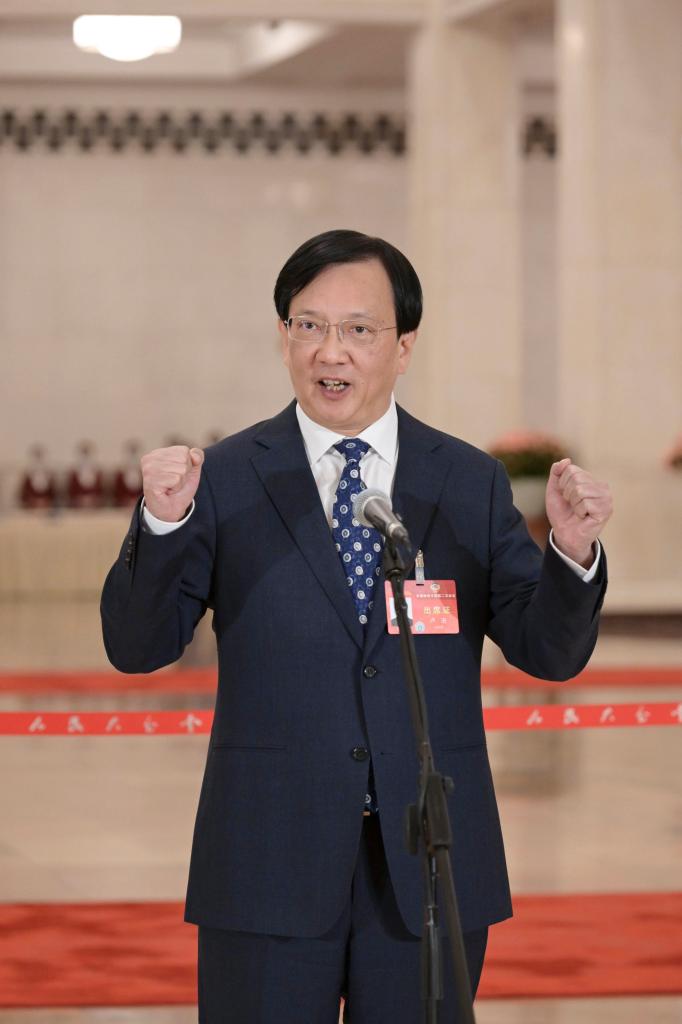 3月10日，全國(guó)政協(xié)十四屆二次會(huì)議第三場(chǎng)“委員通道”集體采訪活動(dòng)在北京人民大會(huì)堂舉行。這是全國(guó)政協(xié)委員盧進(jìn)接受媒體采訪。（圖源：新華社）