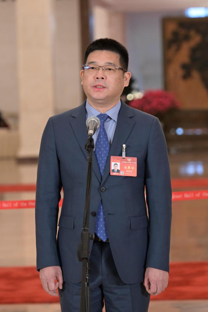 3月10日，全國(guó)政協(xié)十四屆二次會(huì)議第三場(chǎng)“委員通道”集體采訪活動(dòng)在北京人民大會(huì)堂舉行。這是全國(guó)政協(xié)委員林孝發(fā)接受媒體采訪。（圖源：新華社）