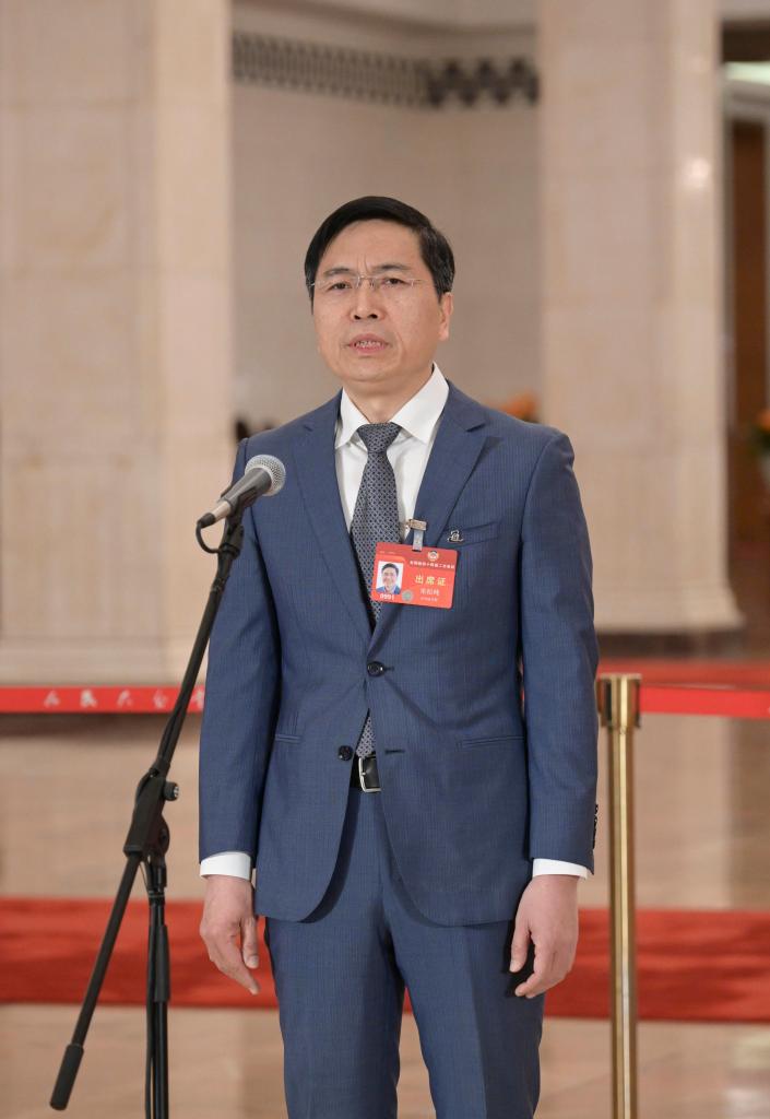 3月10日，全國(guó)政協(xié)十四屆二次會(huì)議第三場(chǎng)“委員通道”集體采訪活動(dòng)在北京人民大會(huì)堂舉行。這是全國(guó)政協(xié)委員朱松純接受媒體采訪。（圖源：新華社）