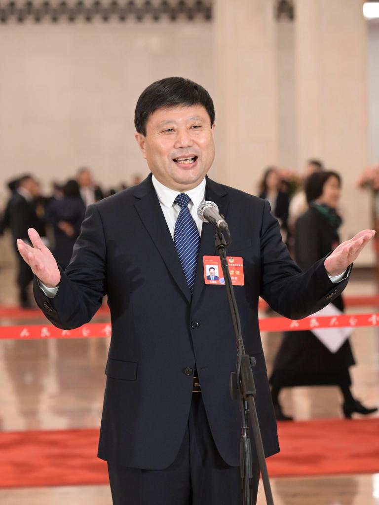3月10日，全國(guó)政協(xié)十四屆二次會(huì)議第三場(chǎng)“委員通道”集體采訪活動(dòng)在北京人民大會(huì)堂舉行。這是全國(guó)政協(xié)委員王傳喜接受媒體采訪。（圖源：新華社）
