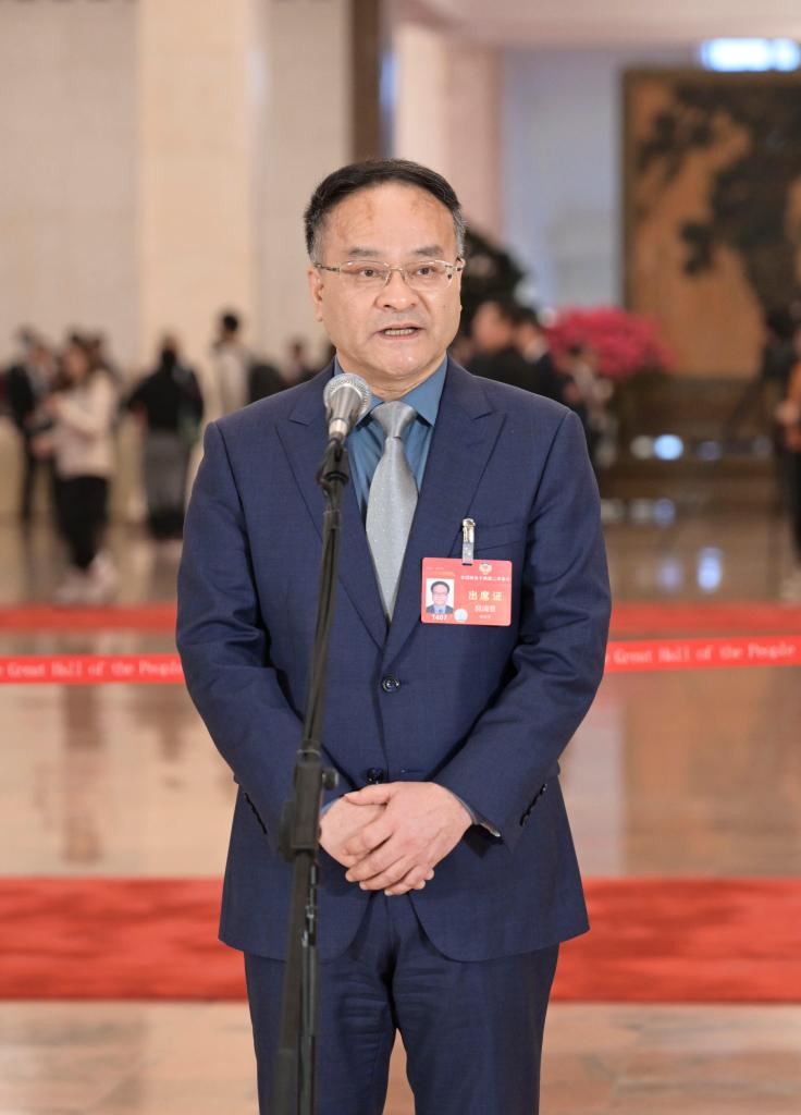 3月10日，全國(guó)政協(xié)十四屆二次會(huì)議第三場(chǎng)“委員通道”集體采訪活動(dòng)在北京人民大會(huì)堂舉行。這是全國(guó)政協(xié)委員倪閩景接受媒體采訪。（圖源：新華社）