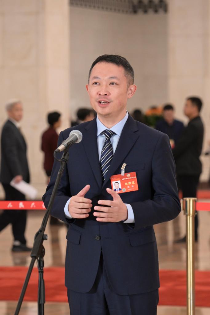 3月10日，全國(guó)政協(xié)十四屆二次會(huì)議第三場(chǎng)“委員通道”集體采訪活動(dòng)在北京人民大會(huì)堂舉行。這是全國(guó)政協(xié)委員周源接受媒體采訪。（圖源：新華社）