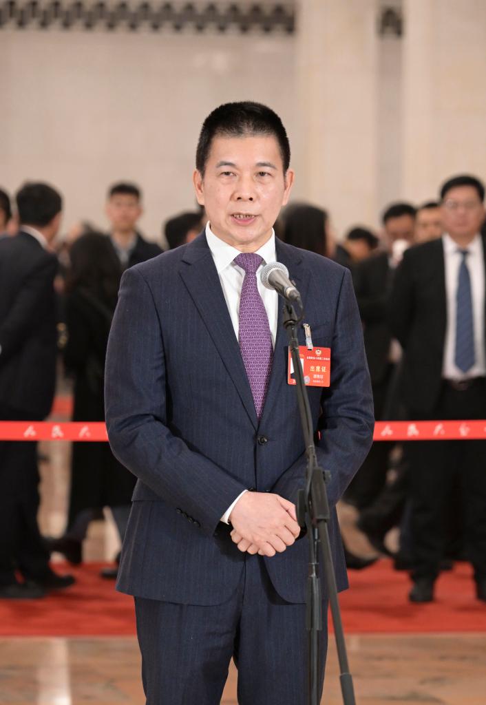 3月10日，全國(guó)政協(xié)十四屆二次會(huì)議第三場(chǎng)“委員通道”集體采訪活動(dòng)在北京人民大會(huì)堂舉行。這是全國(guó)政協(xié)委員譚錦球接受媒體采訪。（圖源：新華社）