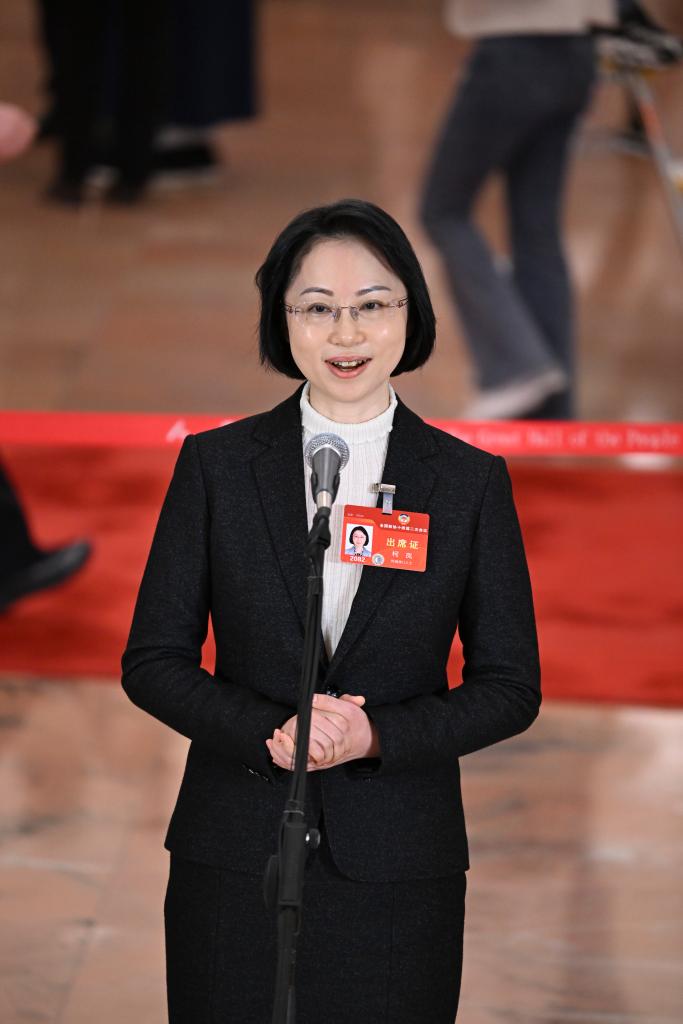 3月10日，全國(guó)政協(xié)十四屆二次會(huì)議第三場(chǎng)“委員通道”集體采訪活動(dòng)在北京人民大會(huì)堂舉行。這是全國(guó)政協(xié)委員柯嵐接受媒體采訪。（圖源：新華社）