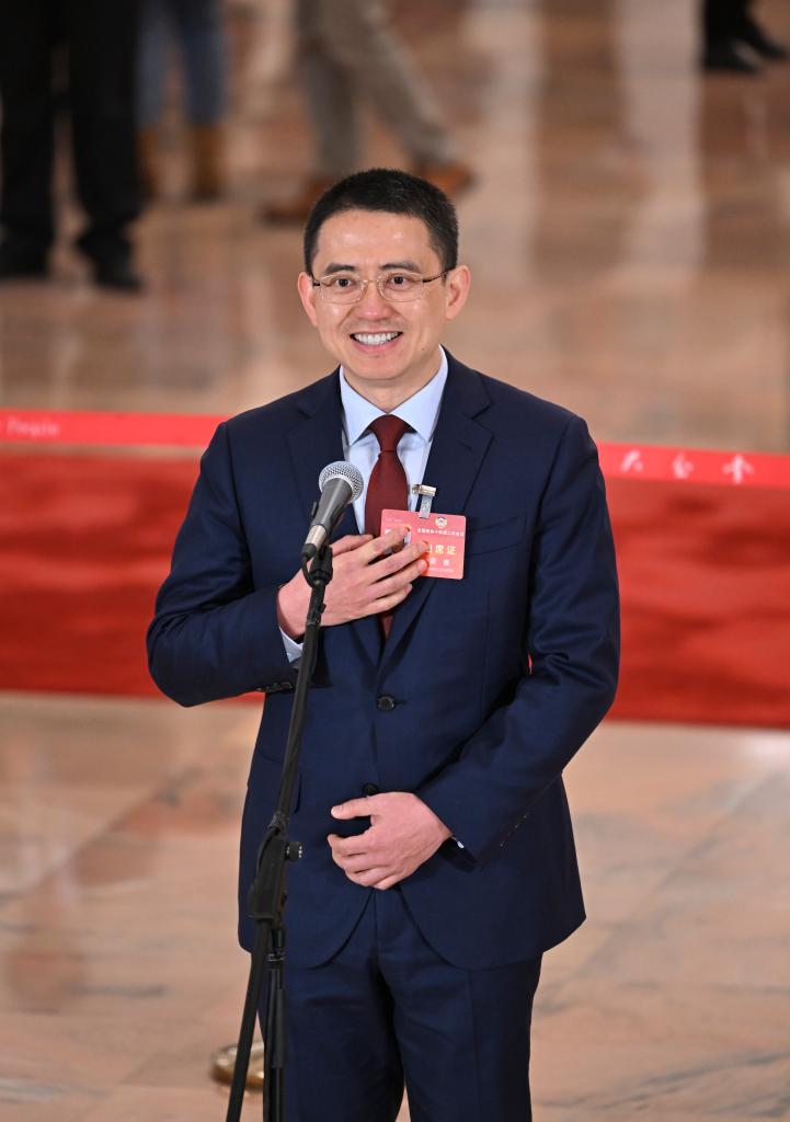 3月10日，全國(guó)政協(xié)十四屆二次會(huì)議第三場(chǎng)“委員通道”集體采訪活動(dòng)在北京人民大會(huì)堂舉行。這是全國(guó)政協(xié)委員蔡睿接受媒體采訪。（圖源：新華社）