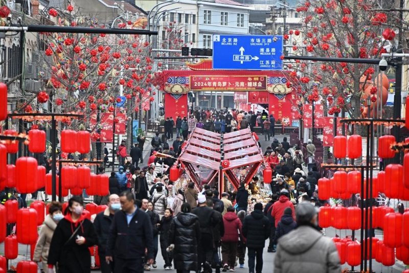 2月18日，游客在2024年青島蘿卜·元宵·糖球會(huì)上消費(fèi)、游玩。新華社記者 李紫恒 攝