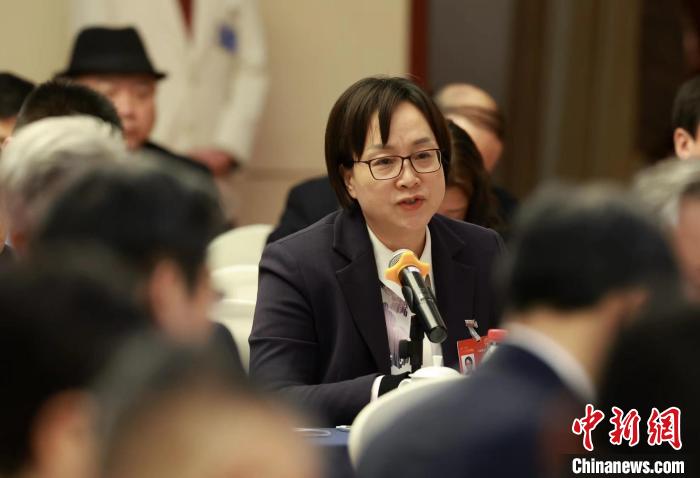 3月7日，全國(guó)人大代表、鄭州大學(xué)校長(zhǎng)、中國(guó)科學(xué)院院士李蓬在十四屆全國(guó)人大二次會(huì)議河南代表團(tuán)開放團(tuán)組會(huì)議上答記者問。記者 蔣啟明 攝