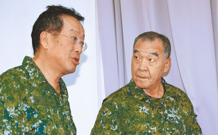 國安會(huì)秘書長顧立雄（左）、國防部長邱國正（右）