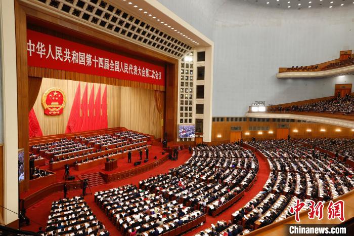 3月5日，十四屆全國(guó)人大二次會(huì)議在北京人民大會(huì)堂開幕?！≈行律缬浾?韓海丹 攝