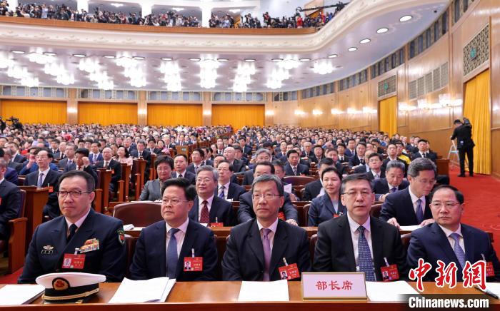 3月5日，十四屆全國(guó)人大二次會(huì)議在北京人民大會(huì)堂開幕。圖為部長(zhǎng)列席會(huì)議。中新社記者 盛佳鵬 攝