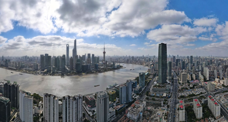 從上海虹口區(qū)北外灘空中俯瞰中國(guó)(上海)自由貿(mào)易試驗(yàn)區(qū)陸家嘴片區(qū)(2023年1月10日攝，無人機(jī)全景照片)。新華社記者 方喆 攝