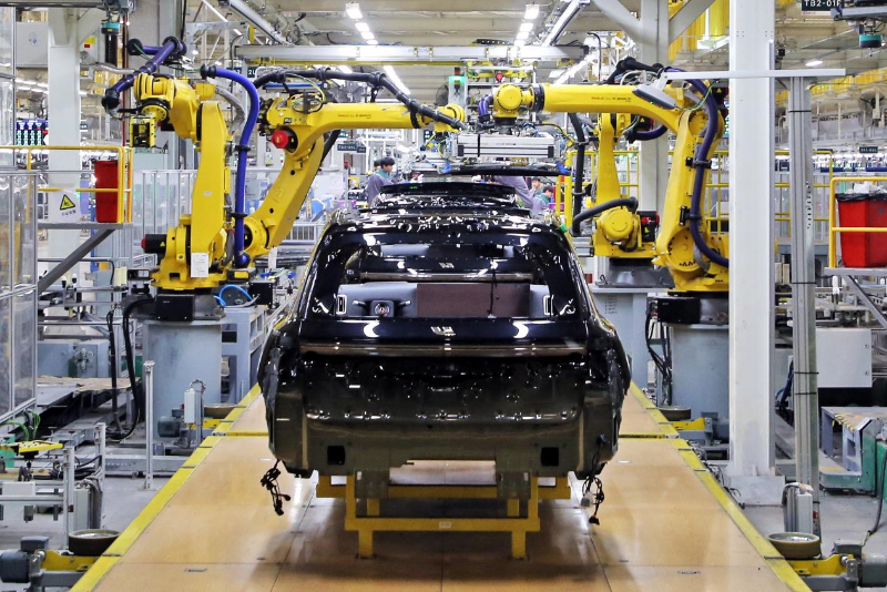 2023年12月10日，江蘇常州一汽車(chē)基地的生產(chǎn)車(chē)間，機(jī)器臂在組裝新能源汽車(chē)。