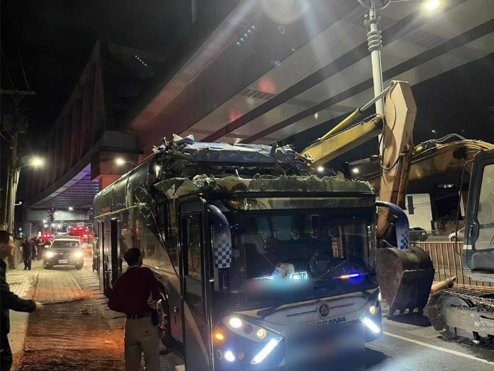 高雄市仁武區(qū)水管路20日晚間8點(diǎn)多，一輛遊覽車(chē)疑似撞上涵洞限高，造成1死14輕重傷。（警消提供／林雅惠高雄傳真）