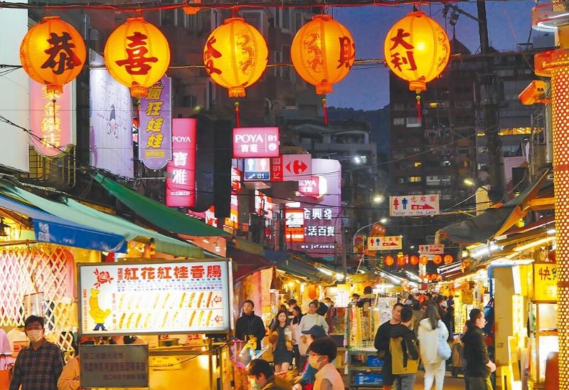 電價(jià)4月漲定了，民生及小商家用電漲幅5％起跳，最高則達(dá)10％，家家戶戶都受影響。圖為夜市店家燈火通明。（陳俊吉攝）