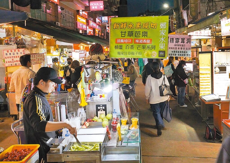 央行宣布升息半碼，房貸負(fù)擔(dān)將加重，再漲電價(jià)勢(shì)必會(huì)帶動(dòng)物價(jià)飛漲。小資族感嘆日子更難過，恐怕連臭豆腐、雞排都快吃不起。（陳俊吉攝）
