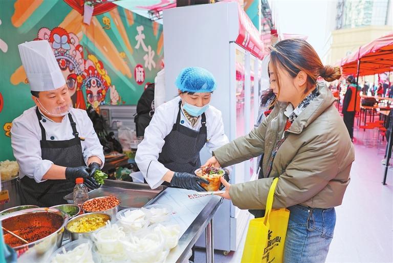 天水“麻辣燙一條街”吸引游客“打卡”。新甘肅·甘肅日?qǐng)?bào)記者 馮樂(lè)凱