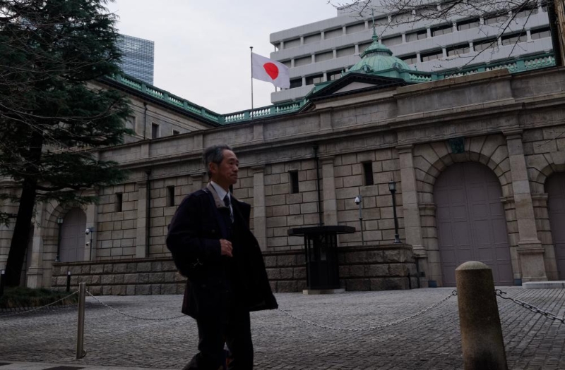 3月19日，一名行人從日本東京的日本銀行總部前走過。（圖源：新華社）