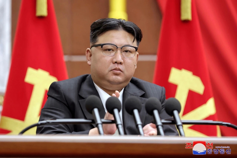 朝鮮最高領(lǐng)導(dǎo)人金正恩在平壤出席2023年12月26日至30日舉行的朝鮮勞動黨八屆九中全會。（圖源：朝中社）