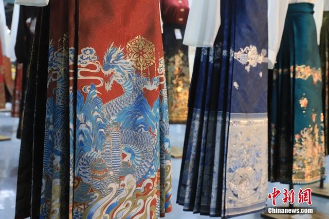 上世紀(jì)90年代，“影樓風(fēng)”“戲風(fēng)”吹到了曹縣，村民開始在農(nóng)閑的時候生產(chǎn)影樓服裝和戲服。郝兆紅 攝.jpeg