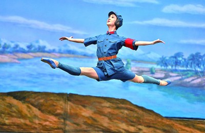 3月2日，演員在表演芭蕾舞劇《紅色娘子軍》。新華社記者 郭程攝.jpeg
