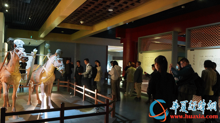 采訪團(tuán)一行探訪寶雞青銅器博物院。(攝影：虞鷹)
