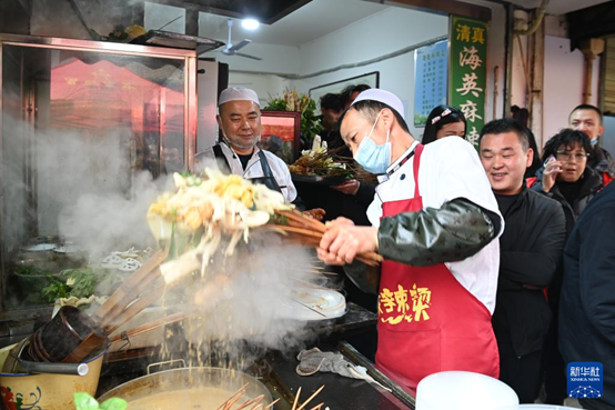 近日，天水市秦州區(qū)的天水名優(yōu)小吃城一麻辣燙店，商家為游客加工麻辣燙。 新華社記者 范培珅攝