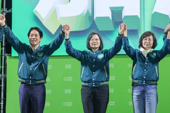 民進(jìn)黨賴清德（左）與民意代表候選人蘇治芬（右）在云林虎尾舉行造勢(shì)晚會(huì).webp