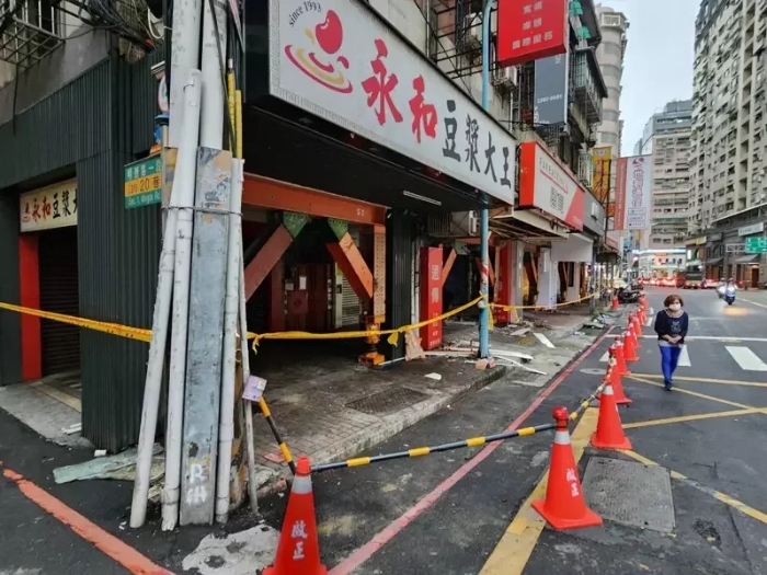 4月3日大地震新北疏散超過(guò)400人，有12棟建物被標(biāo)示紅、黃單危險(xiǎn)建物，其中土城區(qū)就占了6棟。圖為明德路危險(xiǎn)建物.webp
