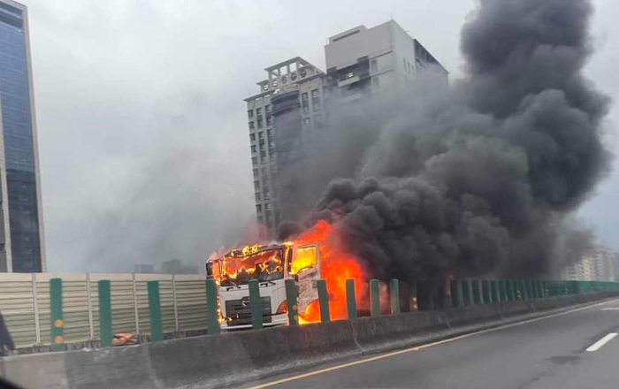 臺(tái)灣65快速道路北上1公里處，發(fā)生火燒車意外