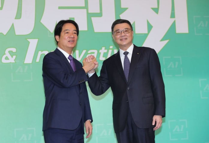 準(zhǔn)總統(tǒng)賴清德（左）10日宣布，520上任后由卓榮泰（右）擔(dān)綱行政院長1