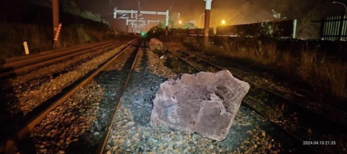 臺鐵普悠瑪列車10日晚間在花蓮和平站南邊擦撞落石導致列車出軌