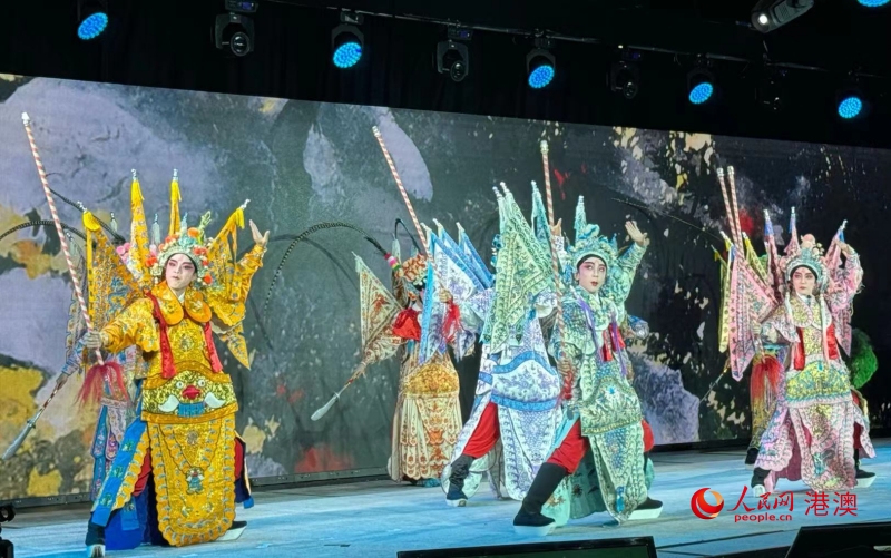 戲劇文化節(jié)的大型戲劇晚會演出現(xiàn)場。（本報記者富子梅攝）