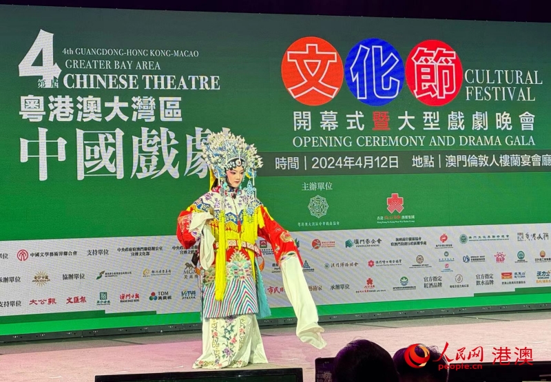 戲劇文化節(jié)開幕現(xiàn)場小演員率先登場。（本報記者富子梅攝）