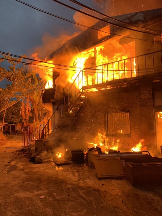 已荒廢多年的臺南白河臺灣電影文化城，15日清晨發(fā)生火警，多棟木造房屋起火燃燒。（讀者提供／張毓翎臺南傳真）