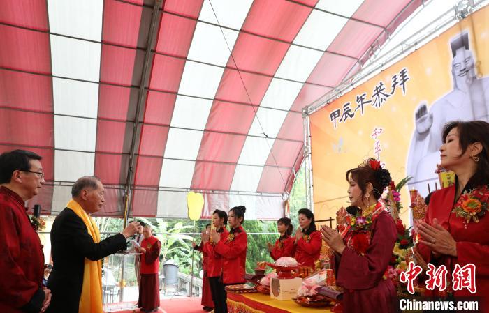 4月11日，臺灣甲辰年恭拜軒轅黃帝大典在臺灣桃園黃帝雷藏寺舉行，中國國民黨前副主席陳鎮(zhèn)湘(左二)擔(dān)任主拜官。中新社記者 劉舒凌 攝