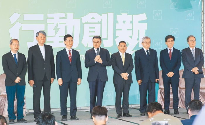 準(zhǔn)行政院長卓榮泰（左四）、準(zhǔn)行政院秘書長龔明鑫（左起）16日公布第3波人事，新內(nèi)閣成員由準(zhǔn)經(jīng)濟部長郭智輝、準(zhǔn)數(shù)發(fā)部長黃彥男、準(zhǔn)國發(fā)會主委劉鏡清、準(zhǔn)國科會主委吳誠文、準(zhǔn)金管會主委彭金隆、準(zhǔn)公共工程會主委陳金德?lián)?，全體一同合影