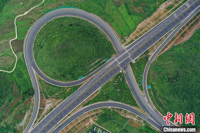 5月30日，航拍貴州貴黃高速公路谷龍互通?！■暮陚?攝